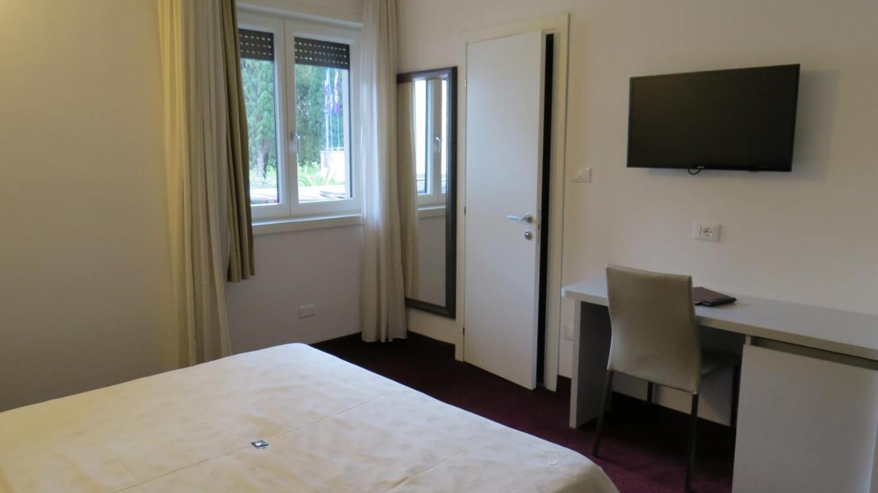 Hotel Villa Claudia Torbole Sul Garda Kültér fotó